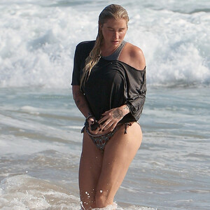 Naked Celebrity Pic Kesha 028 pic