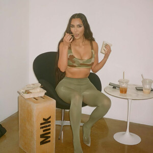 Hot Naked Celeb Kim Kardashian 007 pic