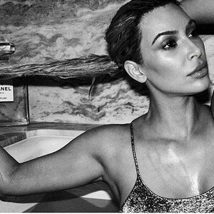 Naked Celebrity Kim Kardashian 162 pic