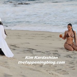 nude celebrities Kim Kardashian 007 pic