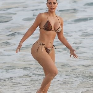 Naked Celebrity Pic Kim Kardashian 010 pic