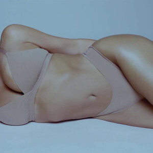 Famous Nude Kim Kardashian 007 pic