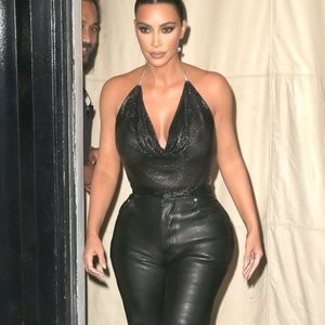 Famous Nude Kim Kardashian 022 pic