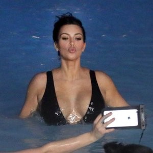 Free Nude Celeb Kim Kardashian 013 pic