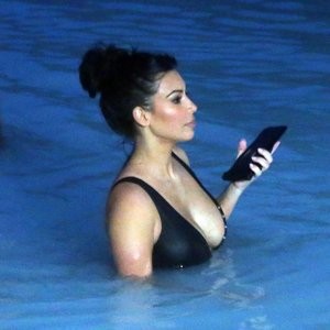 Famous Nude Kim Kardashian 033 pic