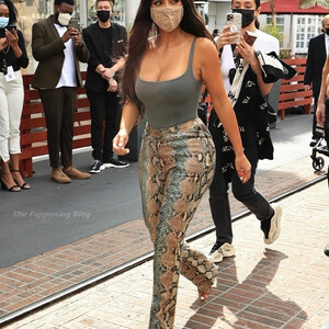 Kim Kardashian Surprises Fans At Her Skims Pop Up Shop At The Grove La Photos Leaked