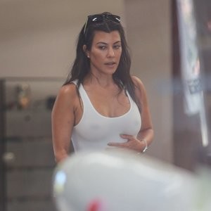 Celebrity Nude Pic Kourtney Kardashian 110 pic