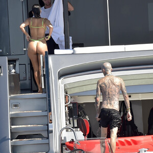 Celeb Naked Kourtney Kardashian 036 pic