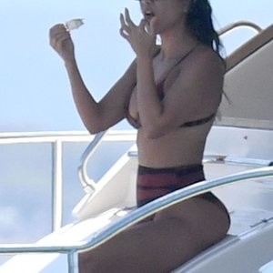 Celebrity Naked Kourtney Kardashian 003 pic
