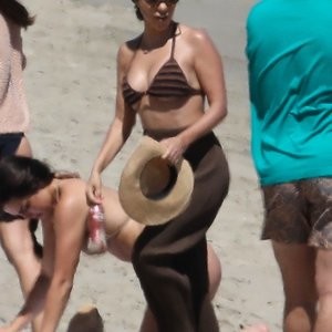 Kourtney Kardashian & Scott Disick Enjoy a Family Day in Malibu (22 Photos) – Leaked Nudes