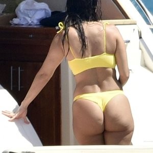 Famous Nude Kourtney Kardashian 045 pic