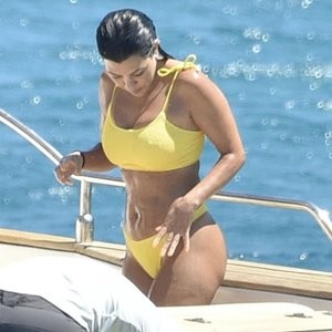 Celebrity Nude Pic Kourtney Kardashian 071 pic