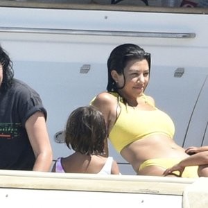nude celebrities Kourtney Kardashian 081 pic