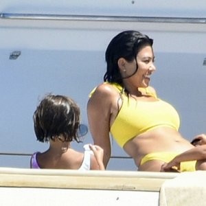 Famous Nude Kourtney Kardashian 082 pic
