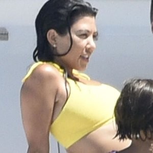 nude celebrities Kourtney Kardashian 086 pic