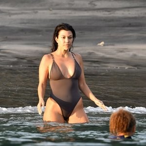 Hot Naked Celeb Kourtney Kardashian 002 pic