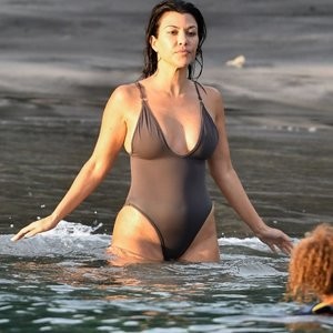Naked Celebrity Pic Kourtney Kardashian 004 pic