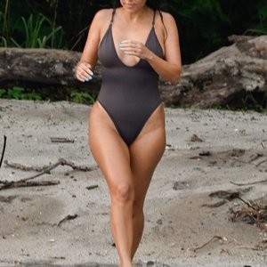 Leaked Celebrity Pic Kourtney Kardashian 005 pic