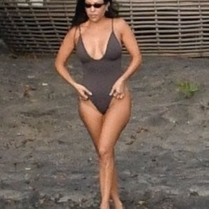 Hot Naked Celeb Kourtney Kardashian 009 pic