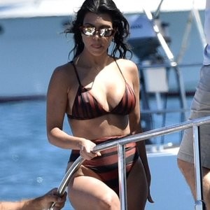 Famous Nude Kourtney Kardashian 007 pic
