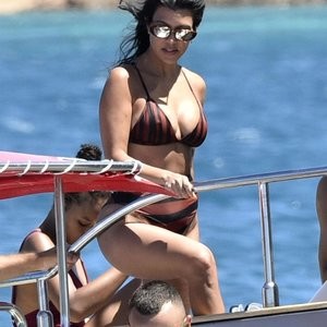Hot Naked Celeb Kourtney Kardashian 031 pic