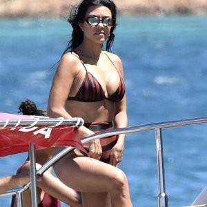 Leaked Celebrity Pic Kourtney Kardashian 032 pic