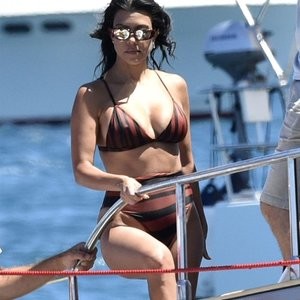 Free Nude Celeb Kourtney Kardashian 035 pic