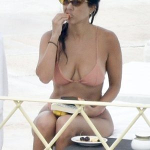 Naked Celebrity Kourtney Kardashian 011 pic