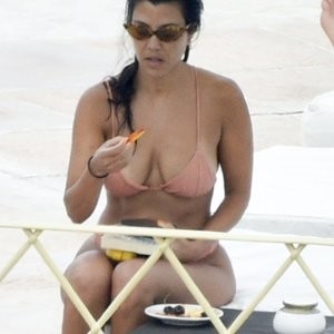 Nude Celebrity Picture Kourtney Kardashian 013 pic