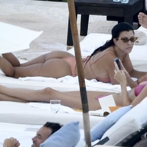 Nude Celeb Pic Kourtney Kardashian 020 pic