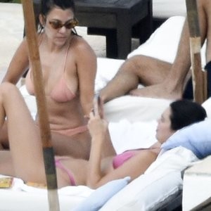 Newest Celebrity Nude Kourtney Kardashian 032 pic