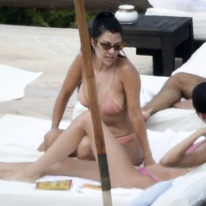 Celeb Nude Kourtney Kardashian 033 pic