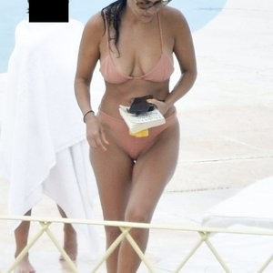 Famous Nude Kourtney Kardashian 041 pic
