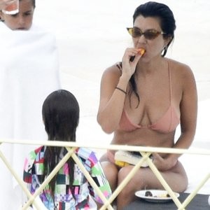 Celeb Naked Kourtney Kardashian 043 pic