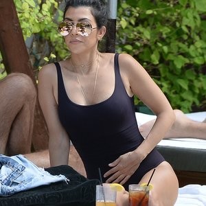 Kourtney Kardashian Sexy (6 Photos) – Leaked Nudes