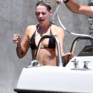 Famous Nude Kristen Stewart 002 pic