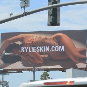 Famous Nude Kylie Jenner 003 pic