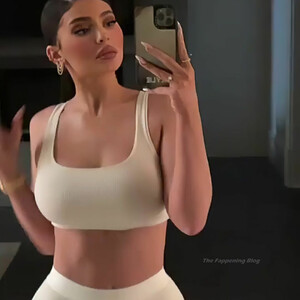 Famous Nude Kylie Jenner 011 pic