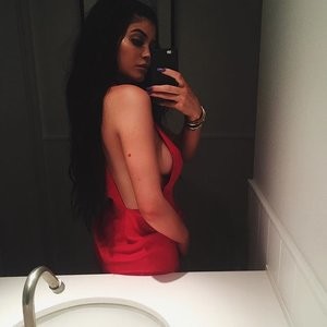 Kylie Jenner Sideboob (1 Photo) - Leaked Nudes