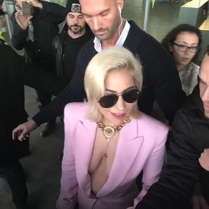 Lady Gaga Braless (30 Photos) - Leaked Nudes