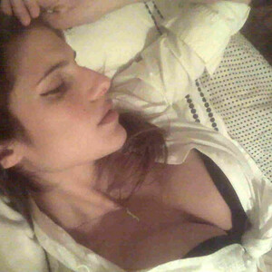 Celeb Naked Lake Bell 006 pic