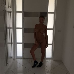 Free nude Celebrity Lara Bingle 046 pic