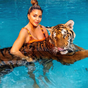 Larsa Pippen Gets Into a Swimming Pool with a Giant Tiger (2 Photos) – Leaked Nudes