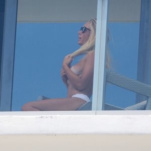 celeb nude Laura Cremaschi 005 pic