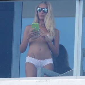 celeb nude Laura Cremaschi 011 pic