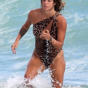 Free nude Celebrity Laura Matamoros 001 pic