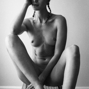 Celeb Nude Lauren Bonner 002 pic