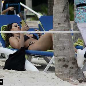 Naked Celebrity Pic Lauren Coogan 008 pic