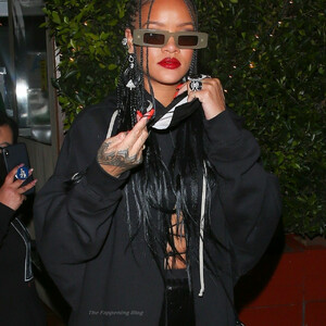 Famous Nude Rihanna 034 pic