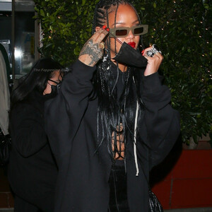 Hot Naked Celeb Rihanna 035 pic